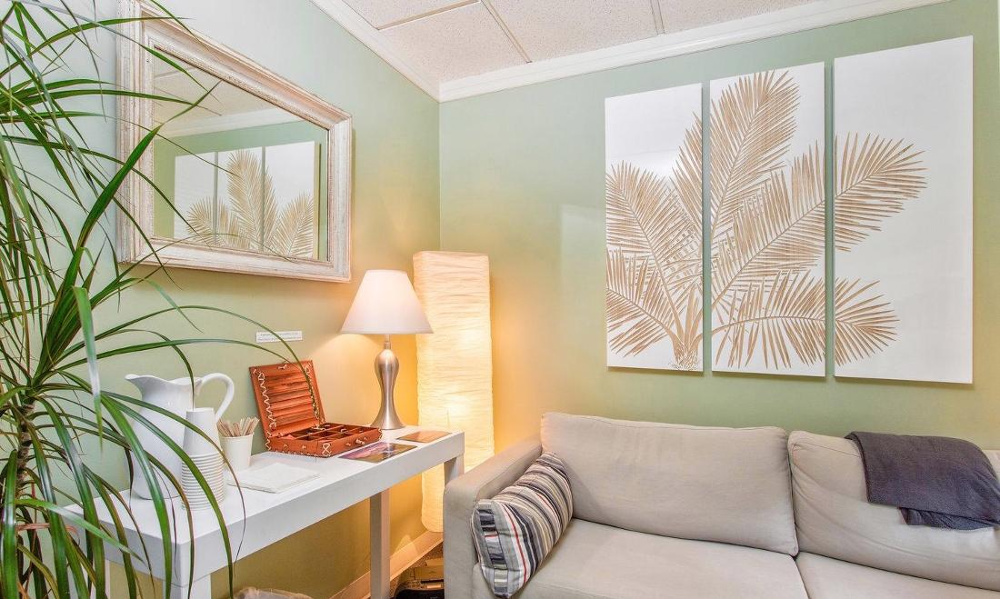 Comfortable waiting area with a couch at Clarity Counseling Seattle